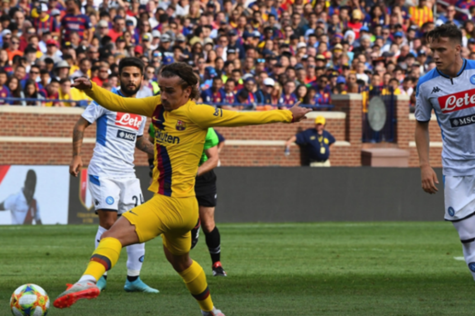 那不勒斯险胜曼联,苏亚雷斯惊艳四座 那不勒斯险胜曼联,苏亚雷斯惊艳四座