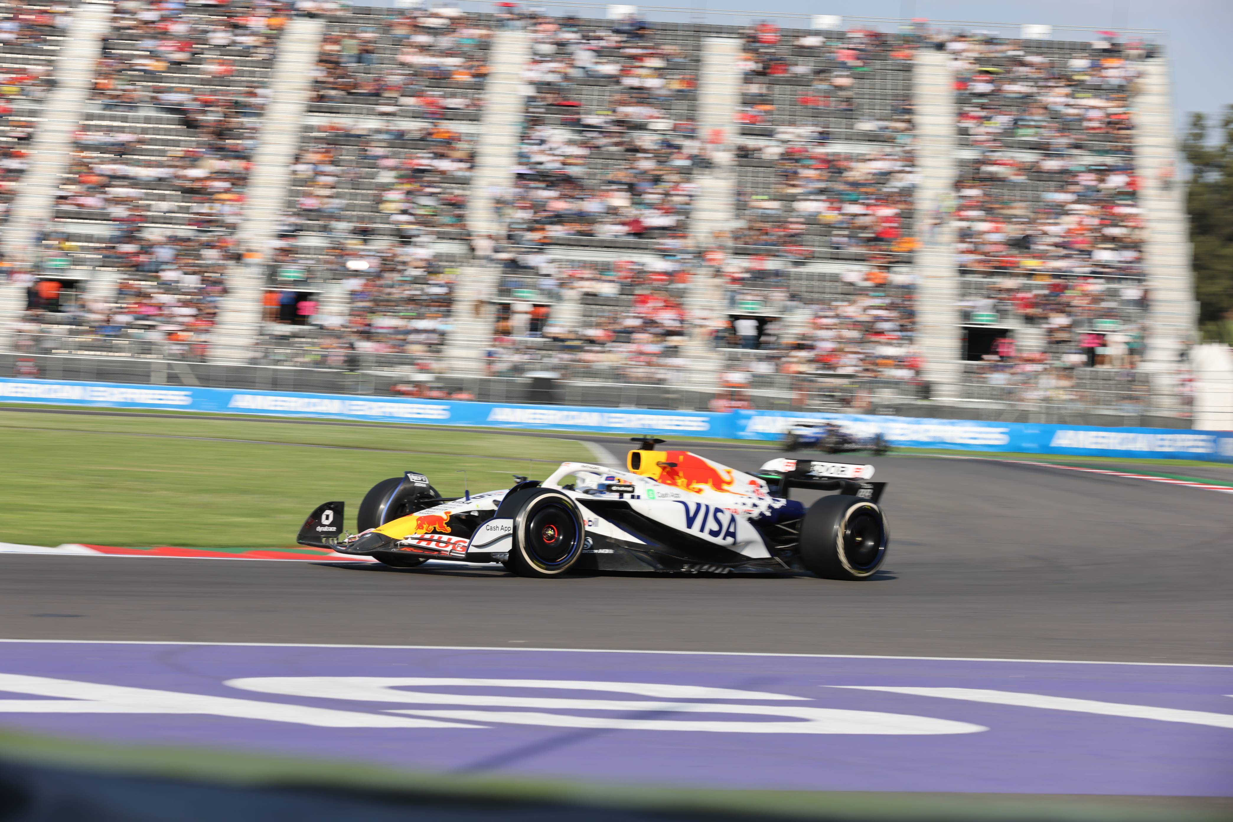 红牛二队逆转迈凯伦，塞恩斯点燃赛场