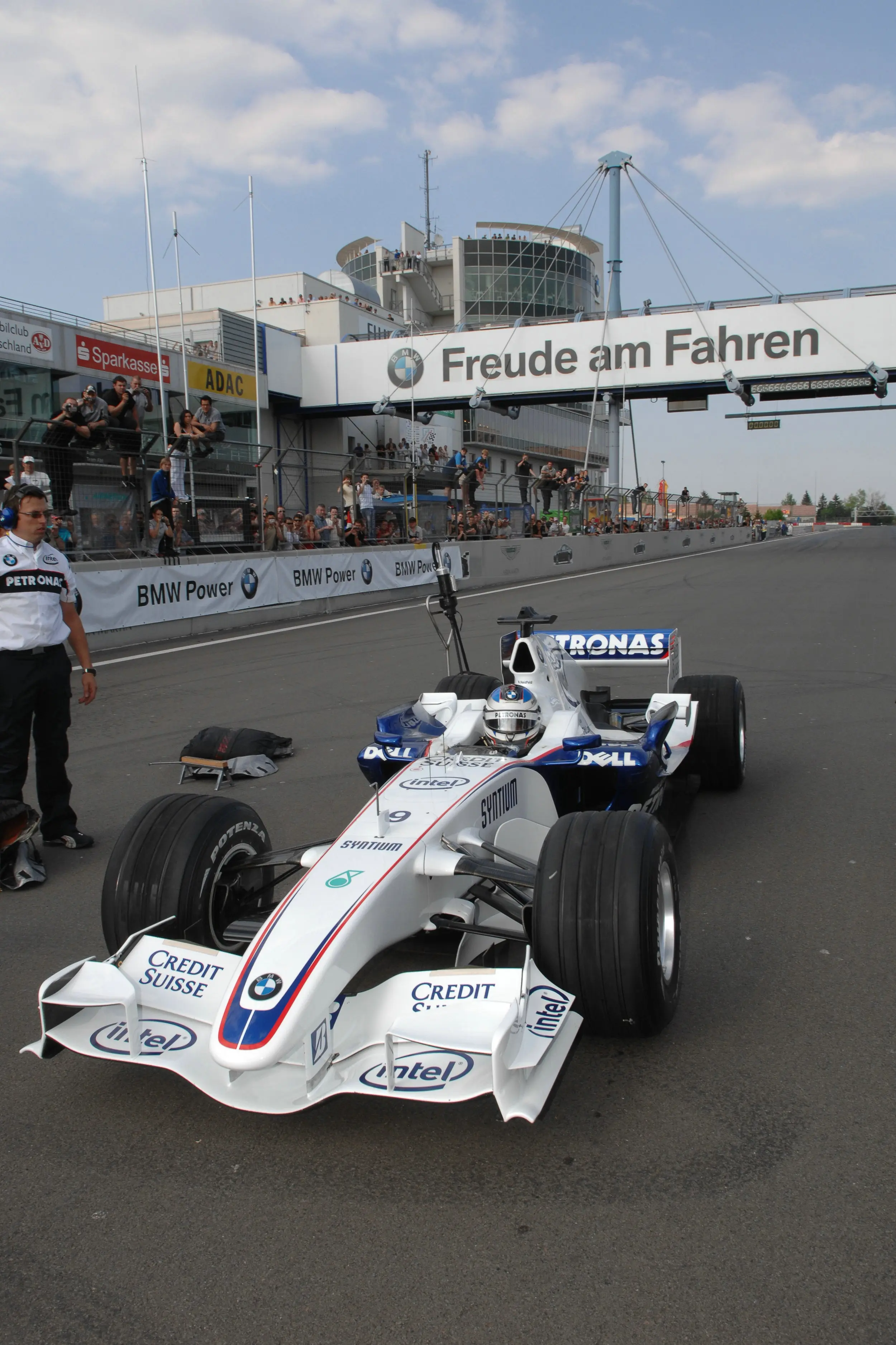 索伯车队逆转哈斯车队，拉塞尔统治全场