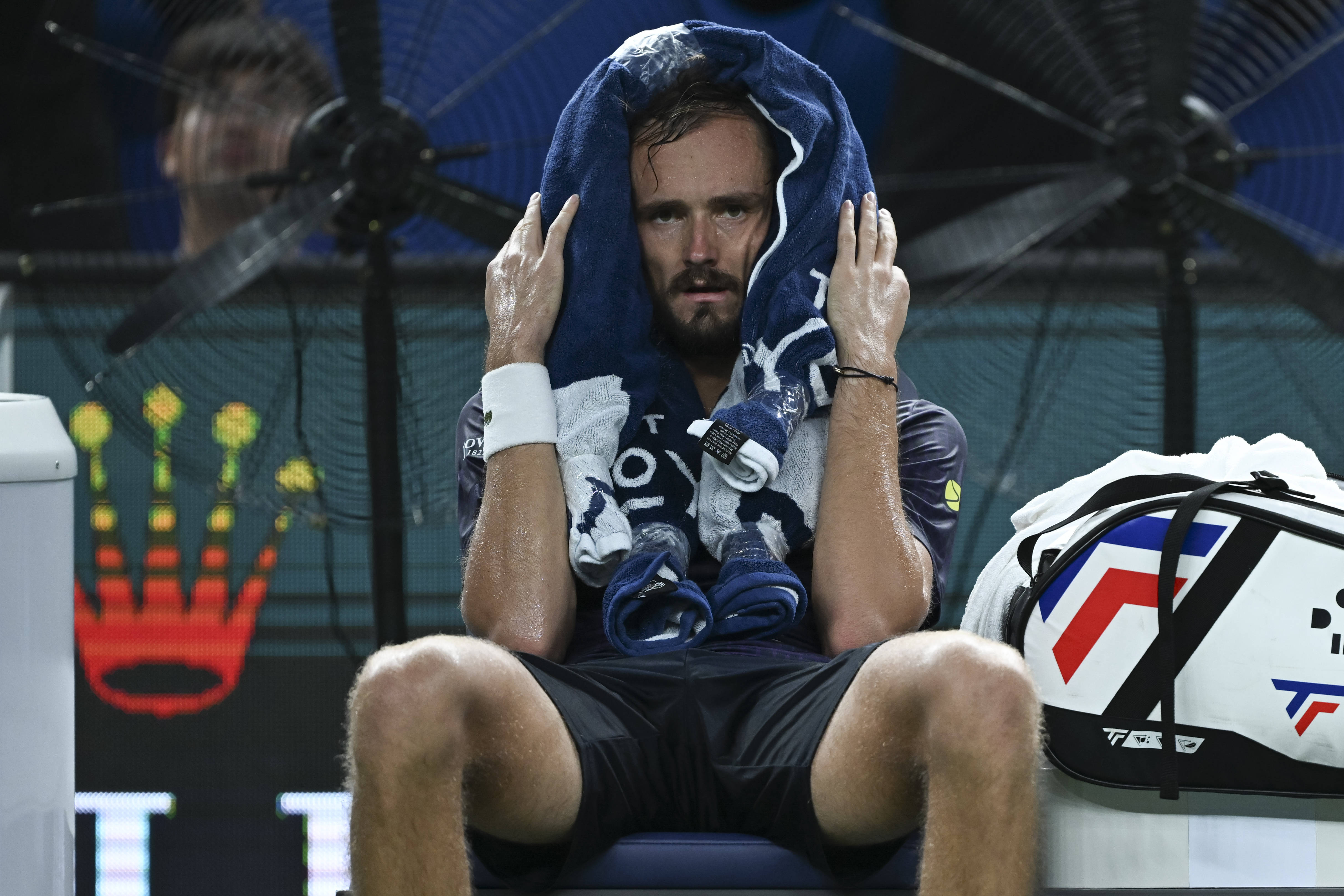 意大利网球队绝杀法国网球队，梅德韦杰夫制霸全场