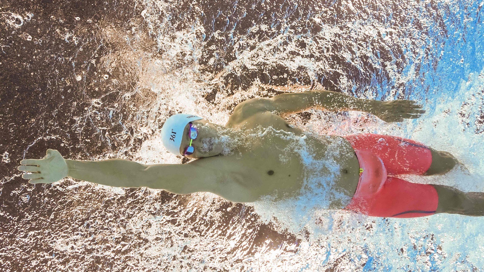 赛道上的芭蕾舞者，格列兹曼在F1街道赛之夜的攻防统治